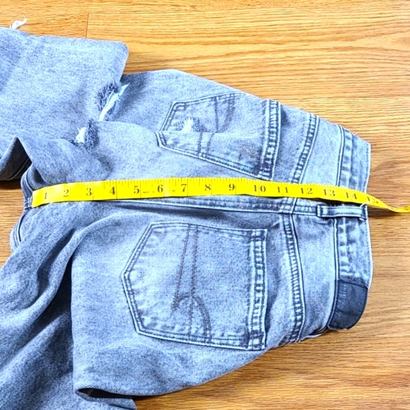 AMERICAN EAGLE 2x26 ACID WASH  GRAFITI DISTRESSED GIRLS ANKL CROPPED MOM JEANS - Picture 3 of 8